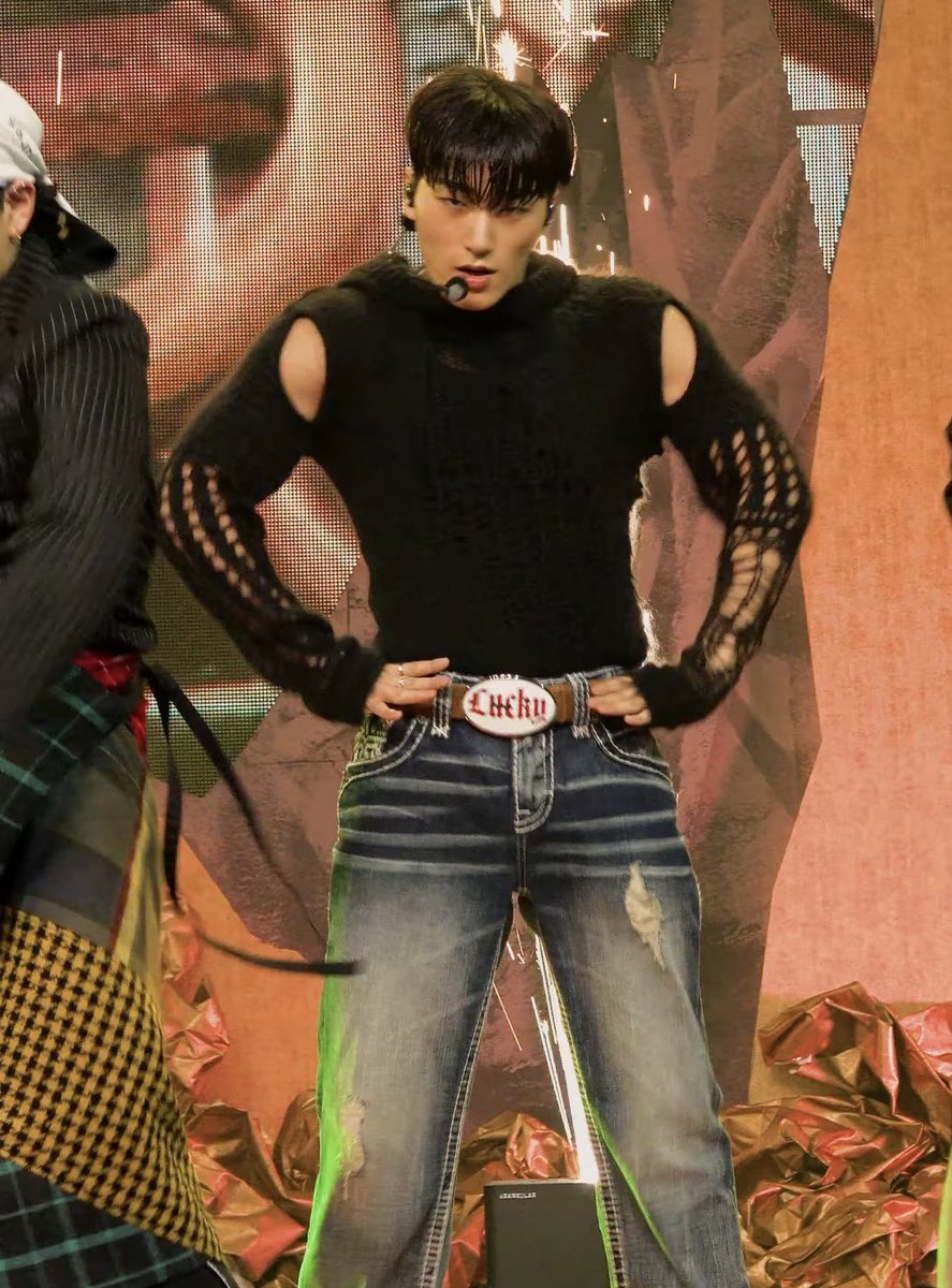 jinzam0's tweet photo. my fav San outfits idk https://t.co/roUd6M4qa5
