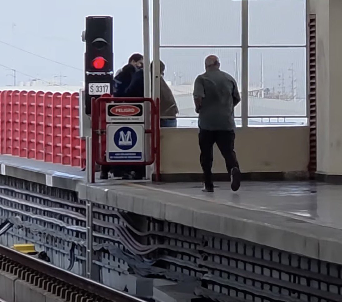 AngelReyna230's tweet photo. Reportan un intento de suicidio de una femenina en la Estación del Metro Félix U. Gómez, el cual fue frustrado por usuarios y guardias de la estación 

@rayelizalder @carloscampos_s1 @joluisgarcia @MtyFollow @yadithvaldez https://t.co/uDtvCCRj3U