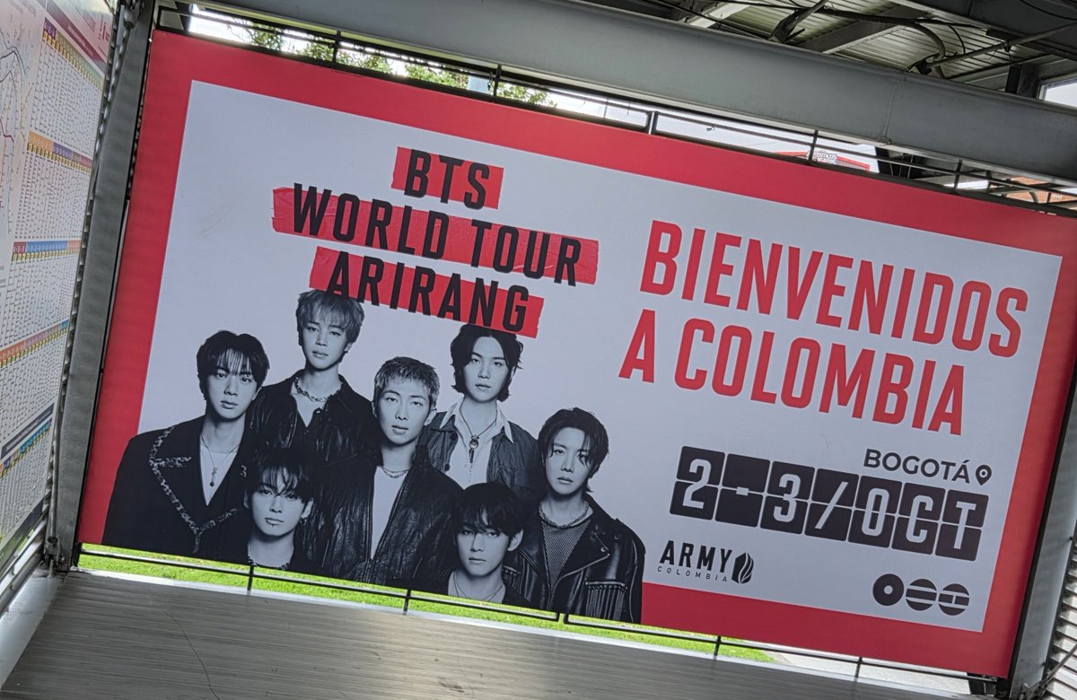 MariaLachimolal's tweet photo. Mirando hacía atrás, los conciertos en Colombia y los días previos fueron muy buenos. Si dejamos de lado la horrible organización de Paramo y el tema del aeropuerto con Namjoon... los chicos estuvieron super tranquis por la ciudad, las extranjeras se sintieron super bien recibidas, la ciudad se vistió de morado, los fan projects salieron y hasta creamos otros en el camino, la gente cantó y saltó un montón... esos días todos (BTS, army Colombia, army extranjera) fuimos muy felices y eso me llena el corazón 💜