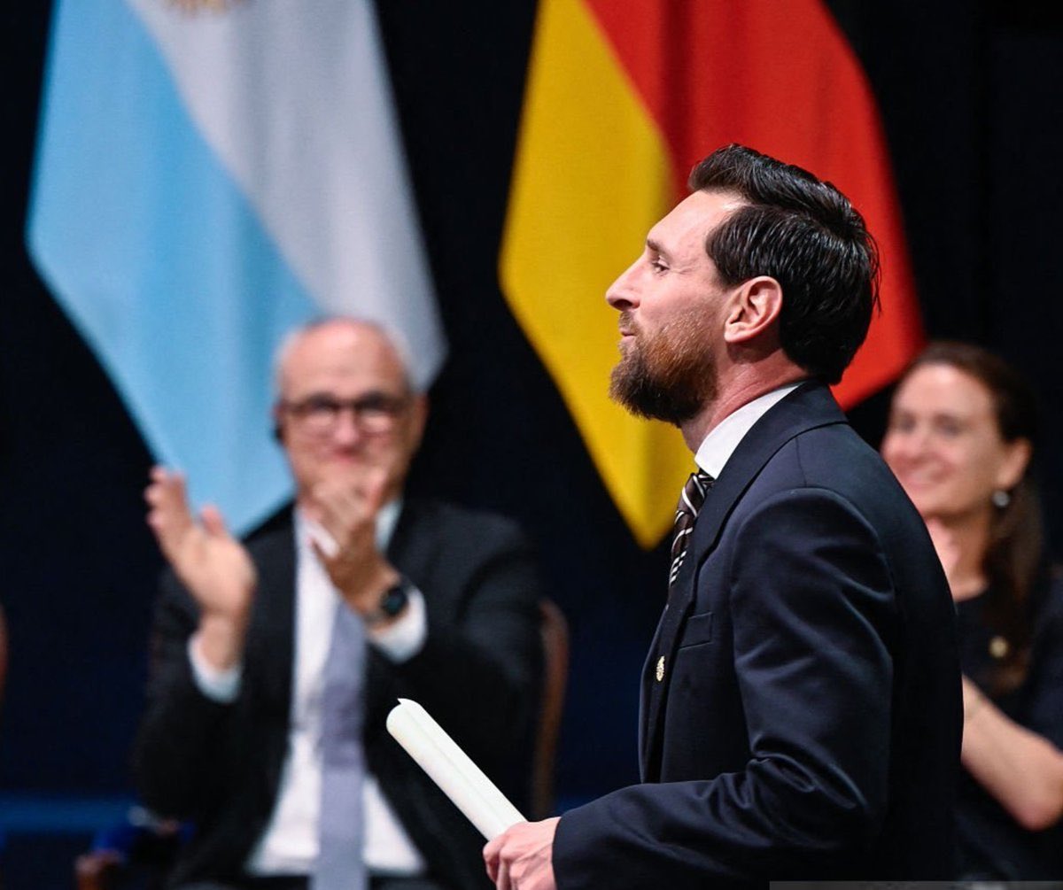 Culernews's tweet photo. Messi: “É uma grande honra receber esse prêmio. Quero agradecer aos meus pais e ao Barcelona por terem me ajudando a me tornar a pessoa que eu sou hoje.” https://t.co/zNyPvOW5dj