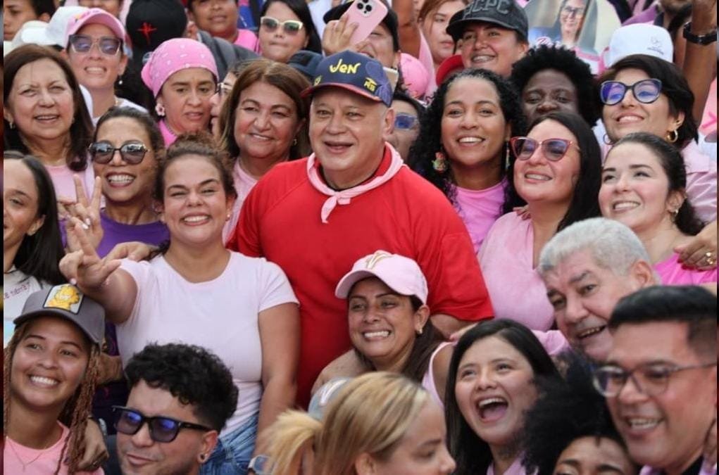 _JohaD's tweet photo. @ShavelaHermosa @Ro3ertoVZLA @ChavezErtugrul @MerceStar1 @MorenaSonia74 @MonteroJoseLuis La Revolución Demostró la mística del feminismo socialista que defiende los derechos sociales conquistados en revolución. Mientras las lideresas de base desbordaban las avenidas con banderas tricolores, la derecha radical quedaba confinada a la realidad de su #MCMFracasoTotal. https://t.co/4nP61xF9DL