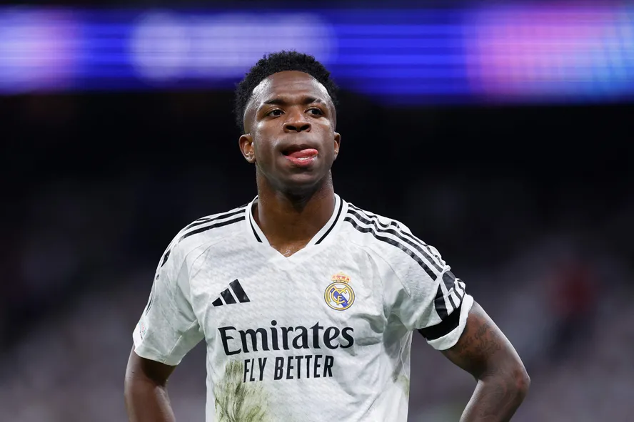 LARGOESPN's tweet photo. 🚨🇧🇷 Pela primeira vez desde 2019, o Real Madrid disputará um El Clásico sem Vini Jr. entre os titulares! 

O brasileiro começou jogando os últimos 21 confrontos contra o Barcelona e marcou 8 gols nesse período!

Suspenso, ele está fora do clássico deste domingo. https://t.co/cQnexMAIoX