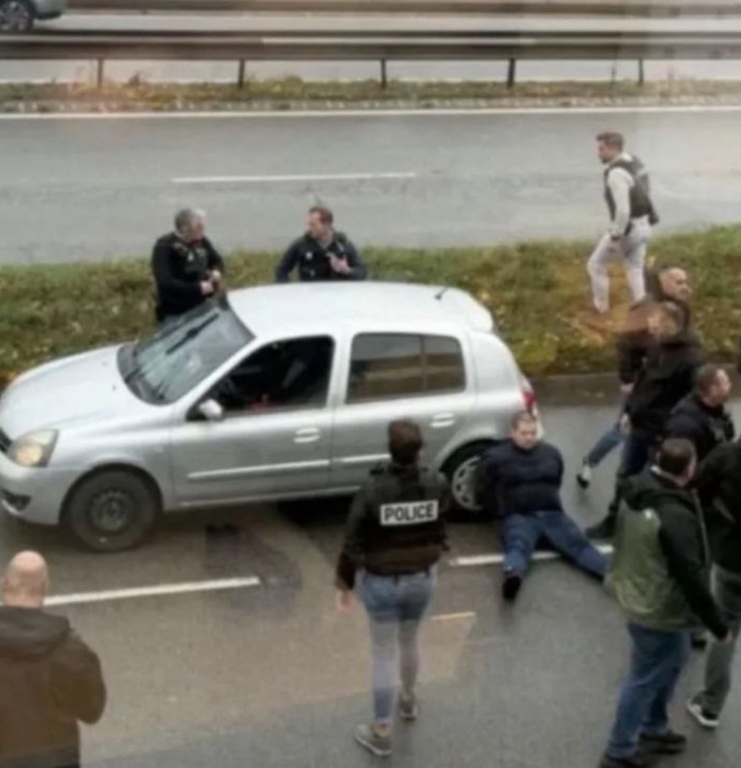 BastionMediaFR's tweet photo. ‼️🇫🇷 𝗔𝗟𝗘𝗥𝗧𝗘 𝗜𝗡𝗙𝗢 — Le parquet national antiterroriste vient de dévoiler le parcours du suspect de l’attaque terroriste à Trappes et à La Verrière, dans les Yvelines. Au total, SIX LIEUX ont été visés, faisant 1 MORT et 5 BLESSÉS.

Voici les six lieux ciblés par le tireur, qui circulait à bord d’une Renault Clio :

Avenue Hector-Berlioz, à Trappes : tirs à l’arme automatique sur une voiture dans laquelle se trouvaient une mère et sa fille.
Rue Gérard-Philipe : tirs sur la façade d’une maison de santé, sans faire de blessés.
Square Louis-Pergaud : un homme de 26 ans MORTELLEMENT TOUCHÉ par les tirs.
Boulevard Martin-Luther-King : deux personnes blessées par balles dans une station-service.
Rue Émile-Dureuil, à La Verrière : deux personnes blessées devant une pharmacie.
Rue Marcel-Rivière : une dernière personne blessée par arme à feu.

Le suspect, né en 1987, a été interpellé à 10h20 à Coignières. Les policiers ont découvert un pistolet-mitrailleur de type Sten dans son véhicule.

À son domicile de Plaisir, les enquêteurs ont découvert un appartement PIÉGÉ avec TROIS BOUTEILLES DE GAZ reliées à des fils électriques et à un minuteur.

Un membre de sa famille proche a également été placé en garde à vue. Le parquet précise que l’état de santé des cinq blessés n’est toujours pas stabilisé.

Le parquet national antiterroriste a ouvert une enquête pour assassinat et tentatives d’assassinat en relation avec une entreprise terroriste, avec une circonstance aggravante liée à l’origine ou à l’appartenance supposée des victimes.

(Sources : Actu17 / PNAT)