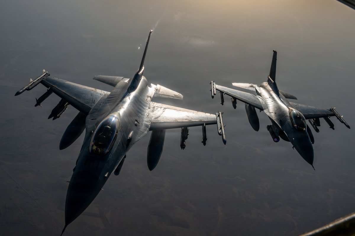 CENTCOM's tweet photo. A U.S. Air Force Airman watches F-16 fighter jets approach a KC-135 Stratotanker to refuel while flying over the Middle East. https://t.co/qmobXVNgX0