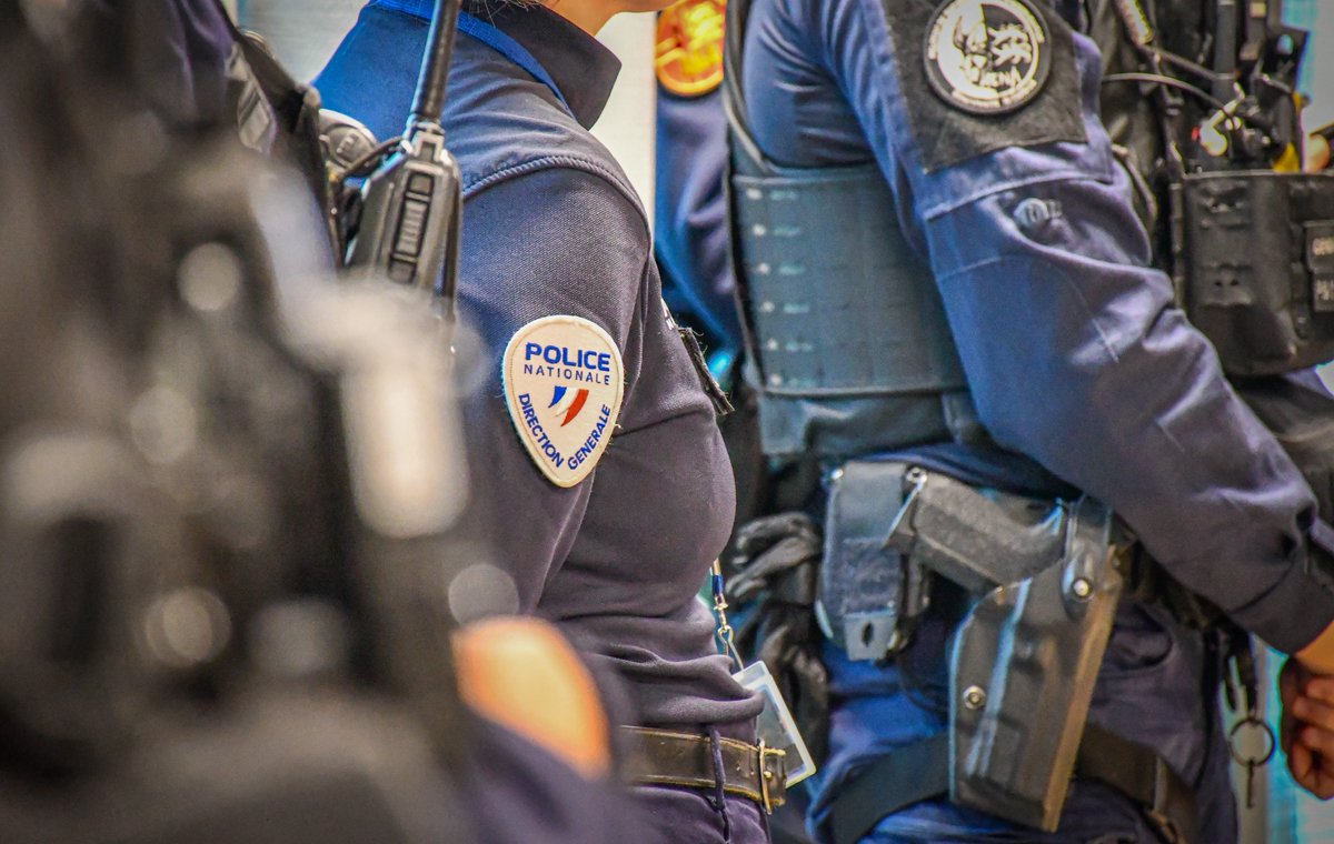 Prefet14's tweet photo. En amont de la journée de mobilisation de ce samedi 24 octobre, le préfet du Calvados s’est rendu à la direction interdépartementale de la police nationale pour s’adresser aux forces de sécurité mobilisées.

Au regard des violences survenues lors de la précédente mobilisation (pillages, dégradations, attaques contre des bâtiments publics et commerces et affrontements avec les forces de l’ordre) le préfet a fixé un cap clair : présence renforcée, réactivité et fermeté afin de prévenir tout trouble à l’ordre public.

Il a demandé aux forces de sécurité d’empêcher la constitution de rassemblements revendicatifs dans les secteurs interdits, de procéder aux contrôles nécessaires et d’interpeller les auteurs d’exactions.

Pour cette journée, les effectifs des forces de sécurité mobilisés ont été doublés, avec des renforts de la gendarmerie.

Le préfet a réaffirmé toute sa confiance aux forces de sécurité et rappelé la nécessité d’une action déterminée, dans le respect des principes de proportionnalité et de professionnalisme.