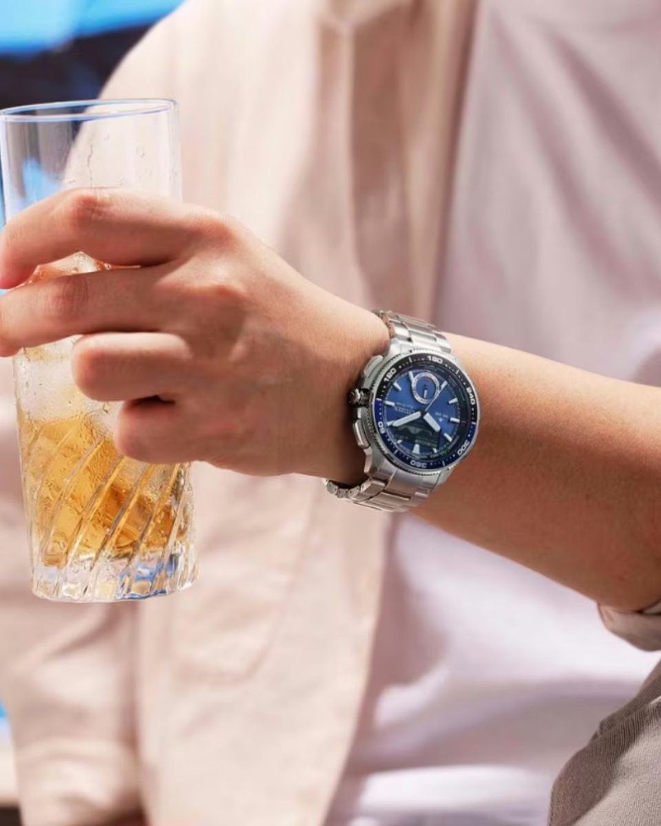 abtsaat's tweet photo. Citizen Wave Tracker Eco-Drive ⛅

42,4 mm kasa çapı ve 13,9 mm kasa kalınlığı, saate bilekte güçlü ve belirgin bir duruş kazandırırken 187 gramlık ağırlığı sağlam yapısını hissettiriyor. Çizilmelere karşı dayanıklılığıyla öne çıkan safir kristal cam, kadranın korunmasına yardımcı olurken yansıma önleyici kaplama, farklı ışık koşullarında okunabilirliği destekliyor. Paslanmaz çelik kasa ve kasa arkası, modelin dayanıklı yapısını tamamlayarak uzun süreli kullanım için sağlam bir temel oluşturuyor. Mavi kadranın sportif karakteri ile metalik yüzeylerin dengeli birlikteliği, Citizen Wave Tracker modelini hem şehir yaşamında hem de aktif bir yaşam tarzında tercih edilebilecek dikkat çekici bir erkek kol saati hâline getiriyor⚡

Citizen Wave Tracker JV3006-50L, markanın ışık enerjisini elektrik enerjisine dönüştüren Eco-Drive teknolojisiyle çalışıyor. U812 kalibresine sahip bu sistem, doğal veya yapay ışık kaynaklarından enerji elde ederek geleneksel pil değişimi ihtiyacını azaltıyor ve pratik bir kullanım deneyimi sunuyor. 20 bar su geçirmezlik seviyesi, saatin su sporları ve yüzme gibi aktivitelerde kullanımını destekleyen önemli özellikler arasında yer alıyor; tüplü dalış gibi özel aktivitelerde ise üreticinin kullanım talimatları dikkate alınmalı. Paslanmaz çelik bileziğiyle bilekte sağlam bir tutuş sunan model, sportif görünümünü günlük kullanımın gerektirdiği işlevsellikle tamamlıyor💥

Link: https://t.co/MRq9D4pah8 

#abt #abtsaat #citizen #JV3006-50L
