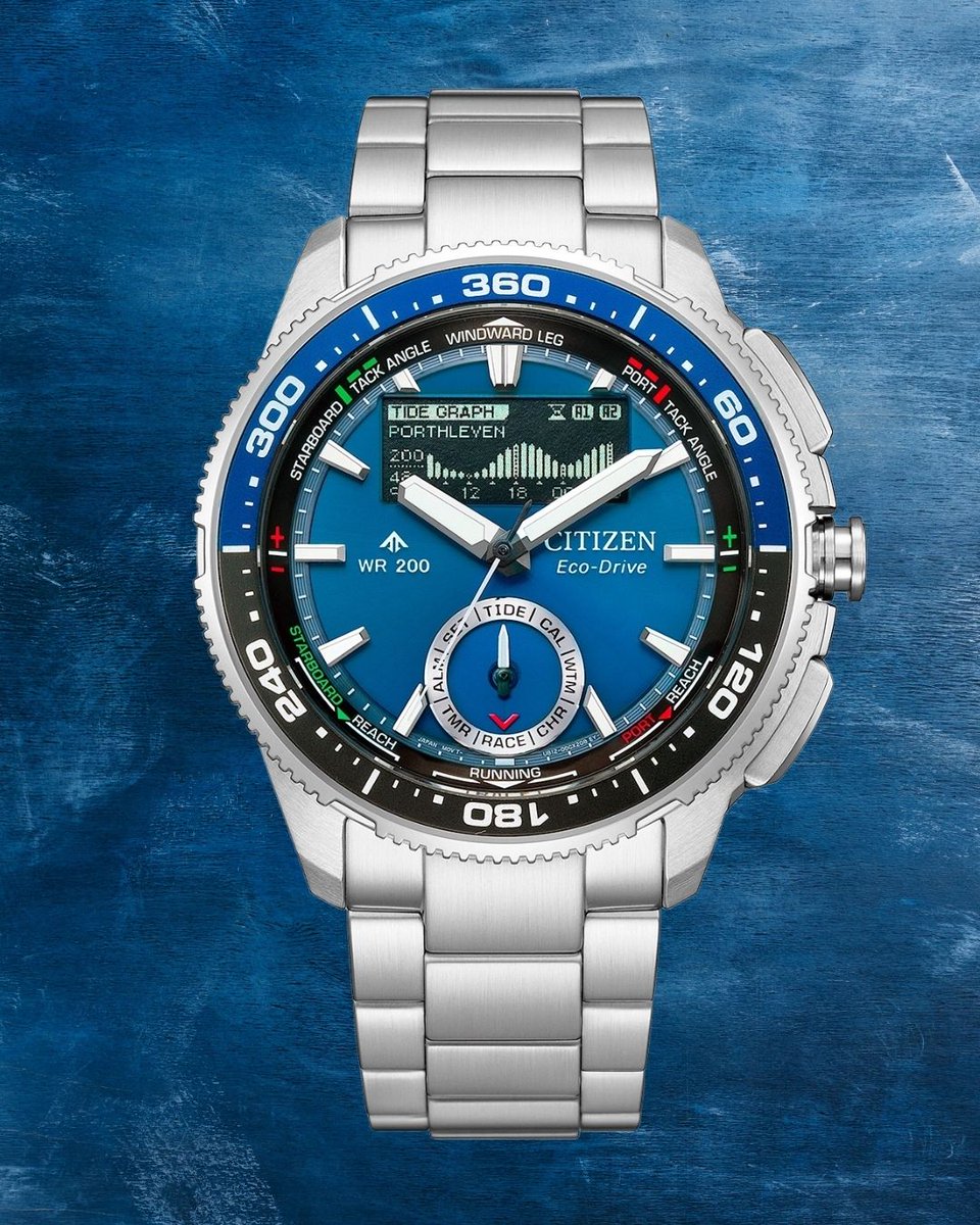abtsaat's tweet photo. Citizen Wave Tracker Eco-Drive ⛅

42,4 mm kasa çapı ve 13,9 mm kasa kalınlığı, saate bilekte güçlü ve belirgin bir duruş kazandırırken 187 gramlık ağırlığı sağlam yapısını hissettiriyor. Çizilmelere karşı dayanıklılığıyla öne çıkan safir kristal cam, kadranın korunmasına yardımcı olurken yansıma önleyici kaplama, farklı ışık koşullarında okunabilirliği destekliyor. Paslanmaz çelik kasa ve kasa arkası, modelin dayanıklı yapısını tamamlayarak uzun süreli kullanım için sağlam bir temel oluşturuyor. Mavi kadranın sportif karakteri ile metalik yüzeylerin dengeli birlikteliği, Citizen Wave Tracker modelini hem şehir yaşamında hem de aktif bir yaşam tarzında tercih edilebilecek dikkat çekici bir erkek kol saati hâline getiriyor⚡

Citizen Wave Tracker JV3006-50L, markanın ışık enerjisini elektrik enerjisine dönüştüren Eco-Drive teknolojisiyle çalışıyor. U812 kalibresine sahip bu sistem, doğal veya yapay ışık kaynaklarından enerji elde ederek geleneksel pil değişimi ihtiyacını azaltıyor ve pratik bir kullanım deneyimi sunuyor. 20 bar su geçirmezlik seviyesi, saatin su sporları ve yüzme gibi aktivitelerde kullanımını destekleyen önemli özellikler arasında yer alıyor; tüplü dalış gibi özel aktivitelerde ise üreticinin kullanım talimatları dikkate alınmalı. Paslanmaz çelik bileziğiyle bilekte sağlam bir tutuş sunan model, sportif görünümünü günlük kullanımın gerektirdiği işlevsellikle tamamlıyor💥

Link: https://t.co/MRq9D4pah8 

#abt #abtsaat #citizen #JV3006-50L