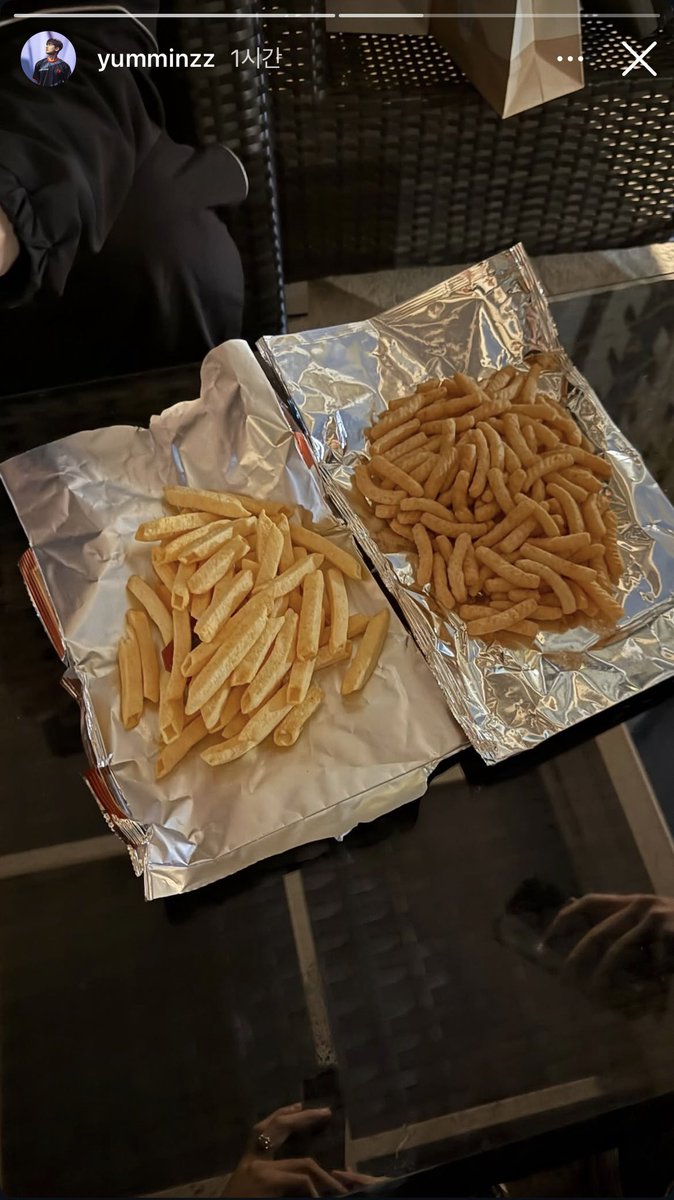 leug21005's tweet photo. 와 빙맥초 개웃기네 ㅋㅋㅋㅋㅋㅋㅋㅋㅋ
초롱 스토리 사진에 옹기종기 사진 찍는 손들이 개ㅐㅐ웃김 진짜 

남자셋이서모여서하는거: 과자파티 https://t.co/wMAWVLL2Qm