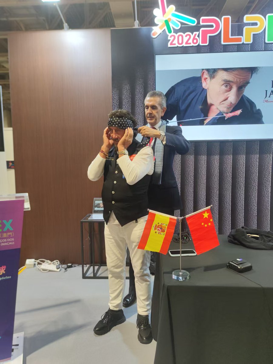 JaviGlezGarcia's tweet photo. Two unforgettable shows at #MIF2026! Maestro Florencio Sanchidrián captivated Macao with the art of Iberian ham. 🥇
Proud to bring Spanish gastronomy to the world with @ONEXIEXIE.
Thank you, Macao &amp; MIF! 🇨🇳🤝🇪🇸
#Macao #IberianHam #SpanishGastronomy https://t.co/GWvm8qzCPh
