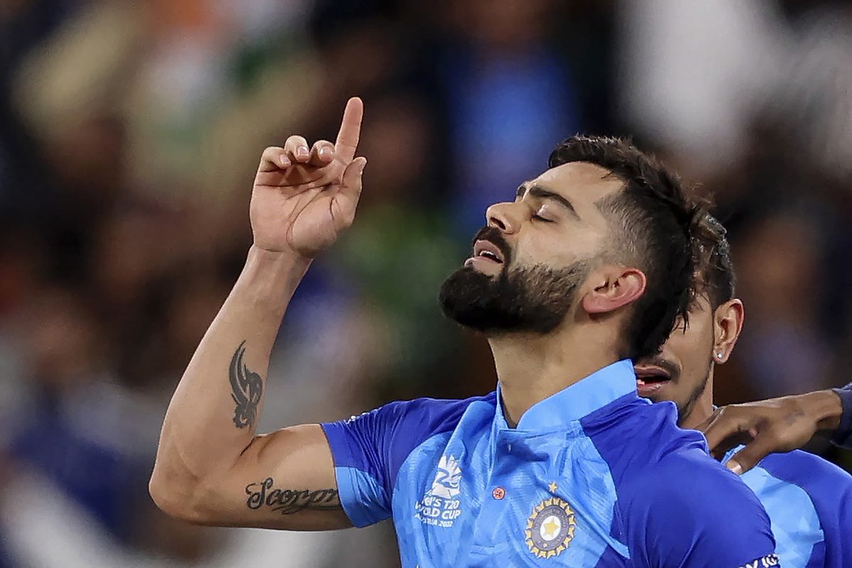 LX_ARI_2006's tweet photo. On this day of 2022,Virat Kohli scored an unbeaten 82* off 53 balls to lead India to a 4-wicket win on the final ball against Pakistan at the Melbourne Cricket Ground🩵🔥
#RokteAmarKKR https://t.co/xvqMrRNr5u