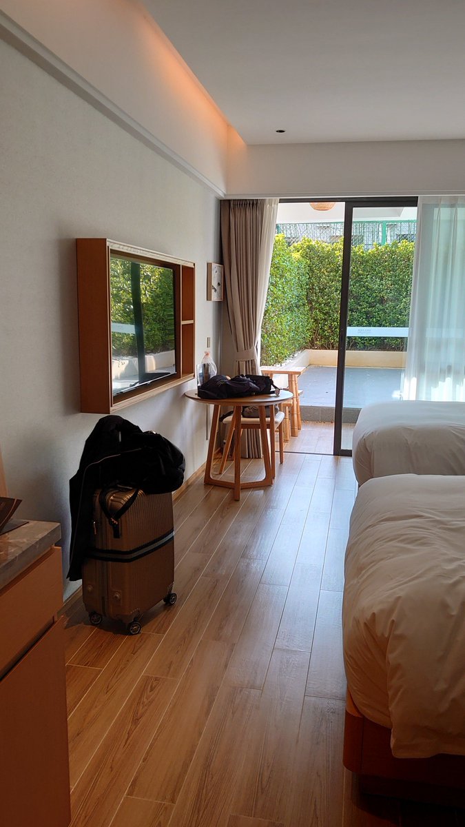 FNaSybWN9n91536's tweet photo. [旅先のホテルの部屋、旅料がちょっと高くて椅子を替えたら、なんだか妓女らしい雰囲気に…] https://t.co/JUc5O05FrJ