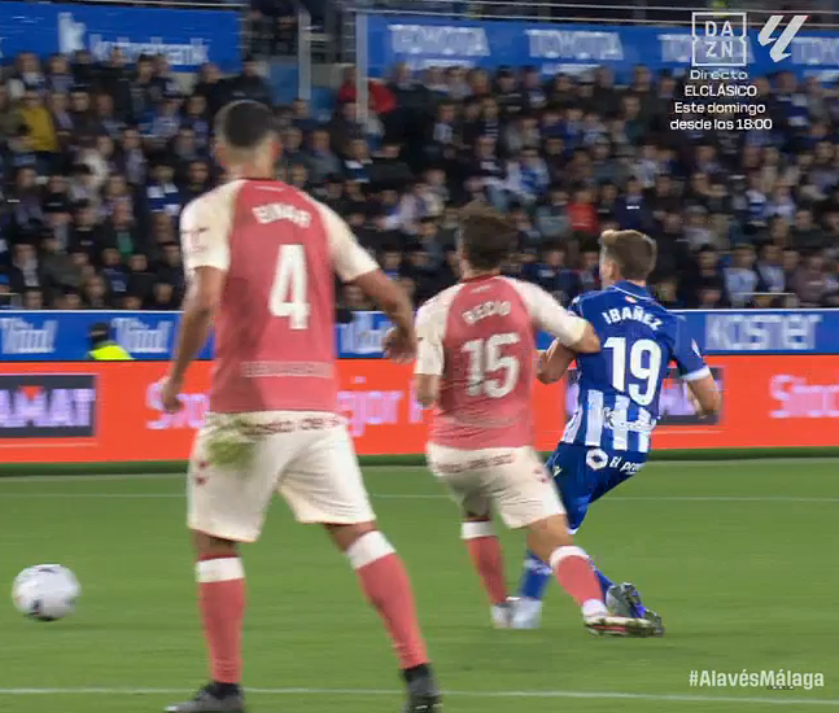 besoccer_ES's tweet photo. 🔵El Alavés empata y el malaguismo clama por este pisotón que recibe Recio en la acción previa al gol

🔴Ni el árbitro ni el VAR vieron nada https://t.co/YCCrtxV5Fk