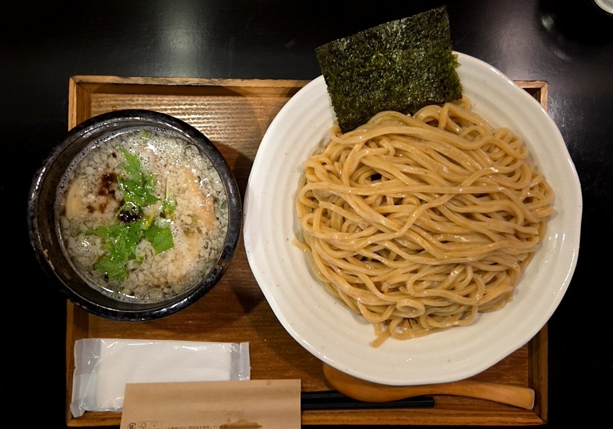 kazutan0264's tweet photo. つけ麺KOZARU@扇町にて、塩つけ麺。オープンは、2021年２月６日。細い路地裏に佇むつけ麺専門店。一軒家の如き建物の扉を潜ると、静謐な空間が広がる。注文の「塩つけ」は、帆立、スルメ、昆布等の海の幸を総動員したスープが、果てのない滋味を演出。麺皿に波打つ麺が、瞬く間に胃臓へと降り積もる。 https://t.co/TqmTujYDM4
