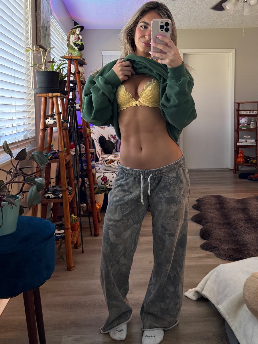 miaspicexo's tweet photo. what i’m showing up in v what’s hiding under https://t.co/A44nUhIzq0