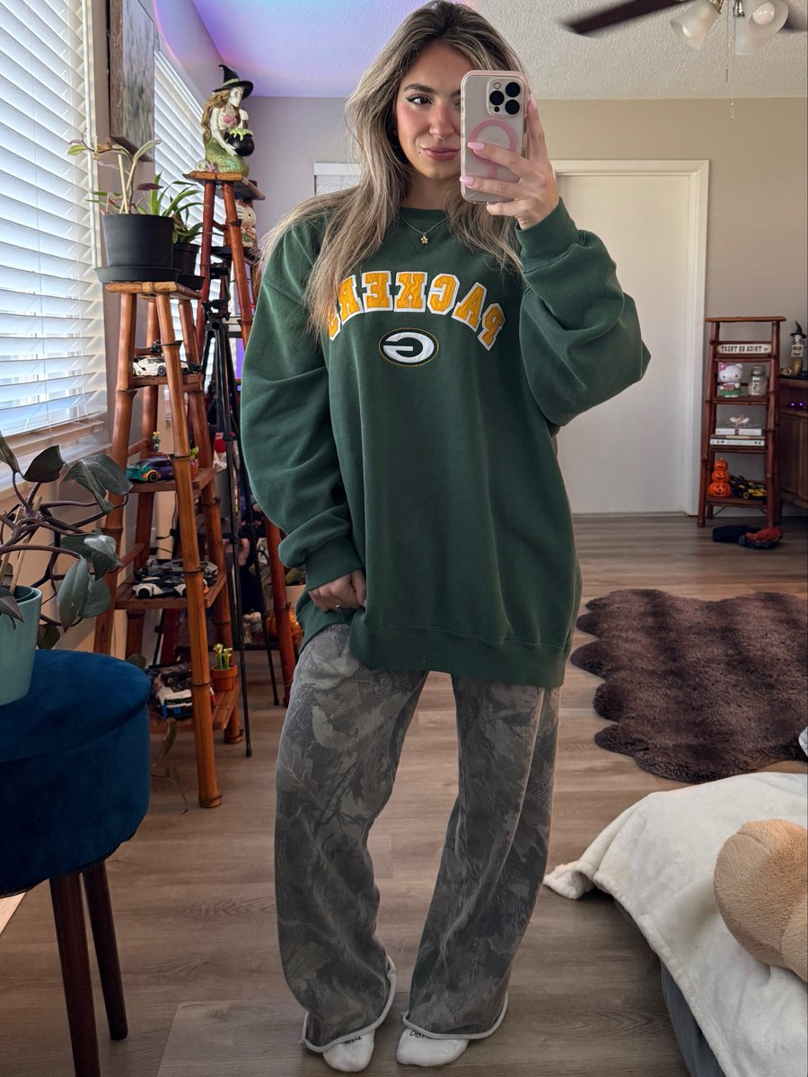miaspicexo's tweet photo. what i’m showing up in v what’s hiding under https://t.co/A44nUhIzq0