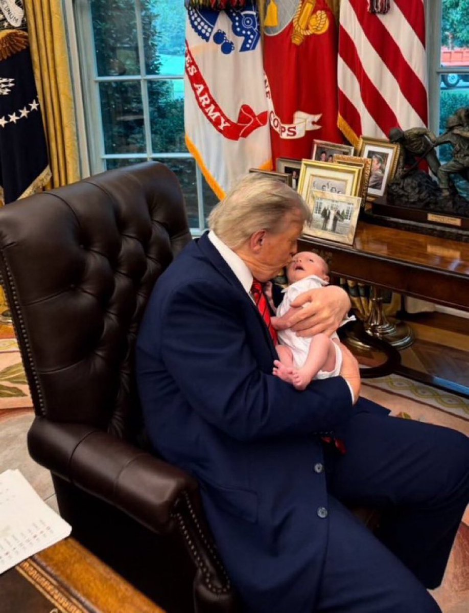 amnesia_olicia's tweet photo. Sometimes the most powerful man in the world is just “Grandpa!”

Such a beautiful photo https://t.co/owFRLxUfsm