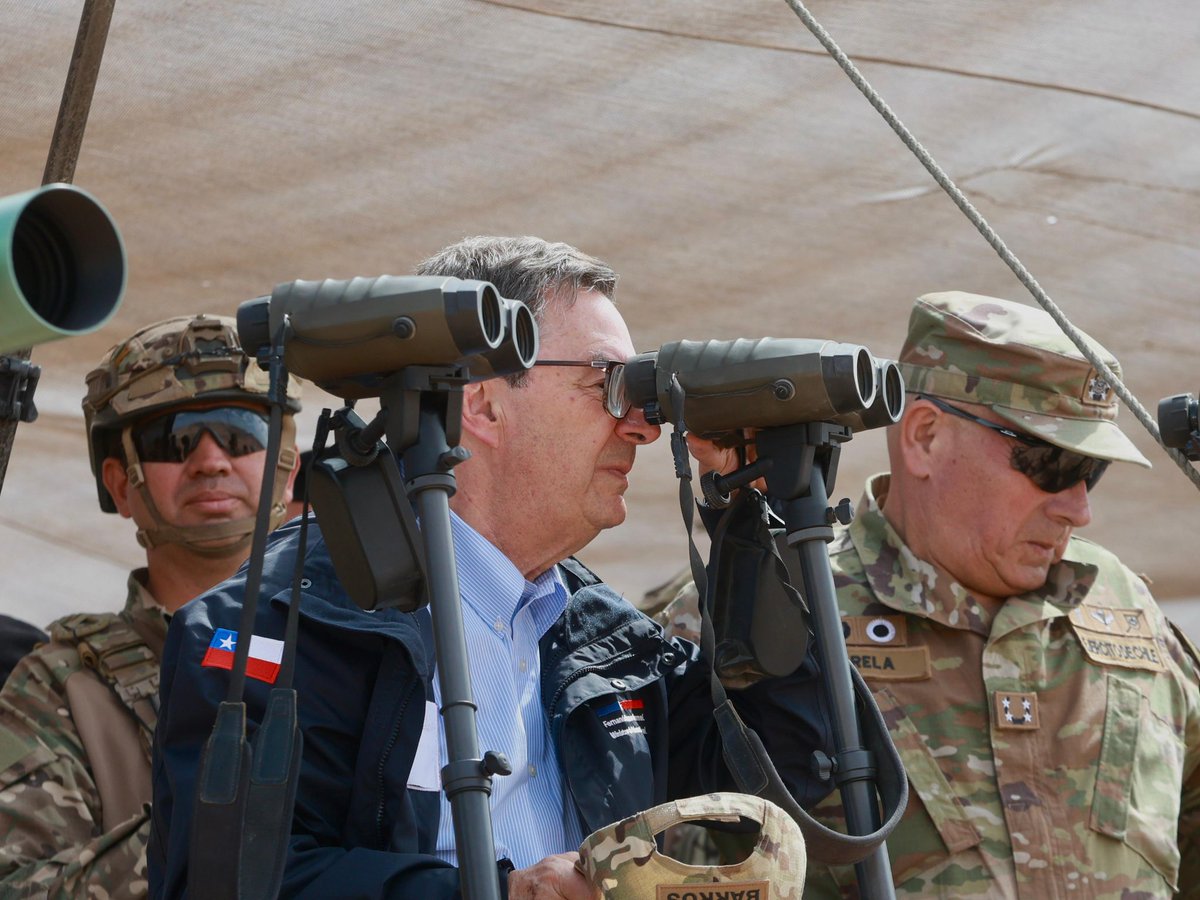 mindefchile's tweet photo. 🇨🇱 En Pozo Almonte, el ministro de Defensa visitó la 2.ª Brigada Acorazada “Cazadores”, junto al comandante en jefe del Ejército, general Pedro Varela, para conocer sus capacidades y nivel de preparación en un territorio estratégico para Chile. 🪖 https://t.co/ESSuT20xN4