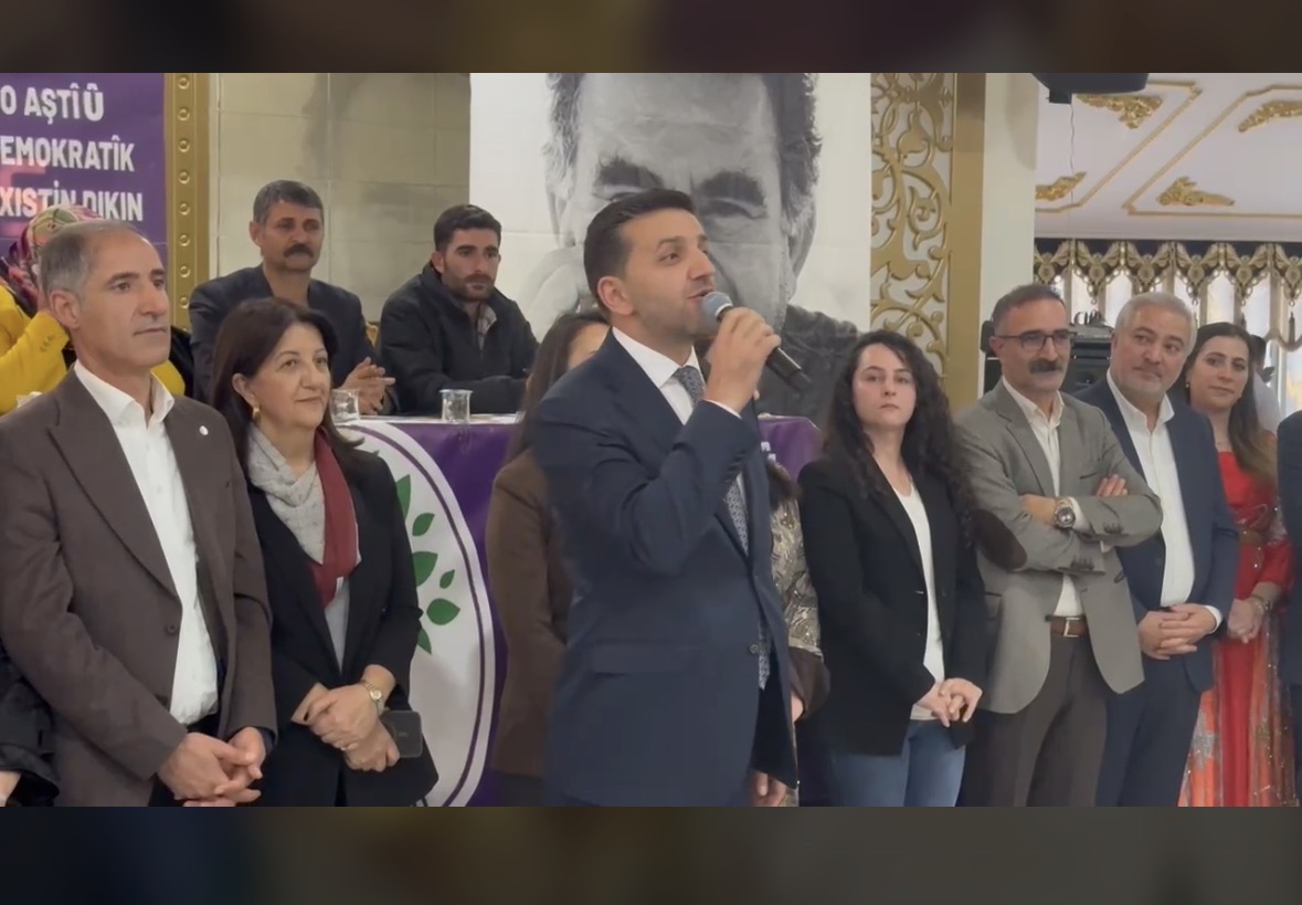 Avrojhatozgokce's tweet photo. Emeği geçen herkese selam ve saygılar. Yeni dönemin ruhuna uygun olarak demokratik toplumun inşası sürecinde dönüştürücü bir özne olunacağına inanıyoruz; bu inanç, sözlerin eyleme dönüşmesine ve ortak sorumluluğun güçlenmesine bağlıdır. Yeni yönetimin bu iradeyi göstereceğine inanıyoruz… @DEMPartiWan