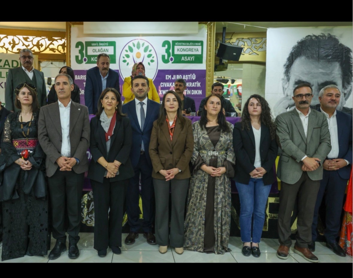 Avrojhatozgokce's tweet photo. Emeği geçen herkese selam ve saygılar. Yeni dönemin ruhuna uygun olarak demokratik toplumun inşası sürecinde dönüştürücü bir özne olunacağına inanıyoruz; bu inanç, sözlerin eyleme dönüşmesine ve ortak sorumluluğun güçlenmesine bağlıdır. Yeni yönetimin bu iradeyi göstereceğine inanıyoruz… @DEMPartiWan