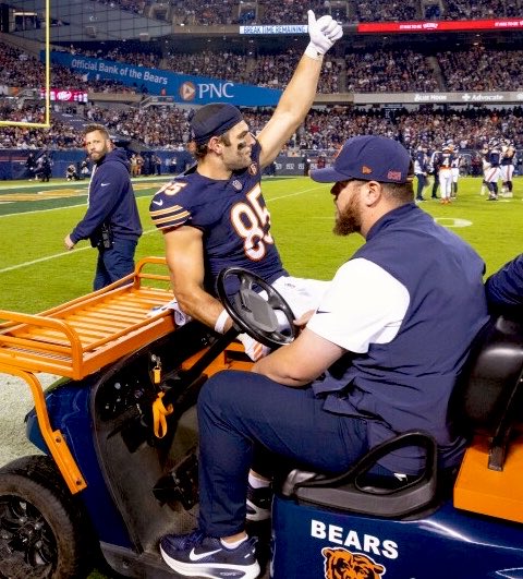 bearszn's tweet photo. Bears HC Ben Johnson confirms it’s a season-ending injury for Cole Kmet and he will be going on IR: 

"I've got so much respect for the player he is...he's everything we want to be about here...he's going to be sorely missed."

via @CourtneyRCronin https://t.co/hAJ27c9cFb