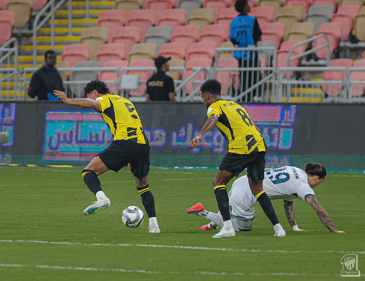 ittihad_en's tweet photo. The Tiger Strikes Its Prey 🔥🐅
#Alittihad_Diriyah https://t.co/B12ZSTEW5e