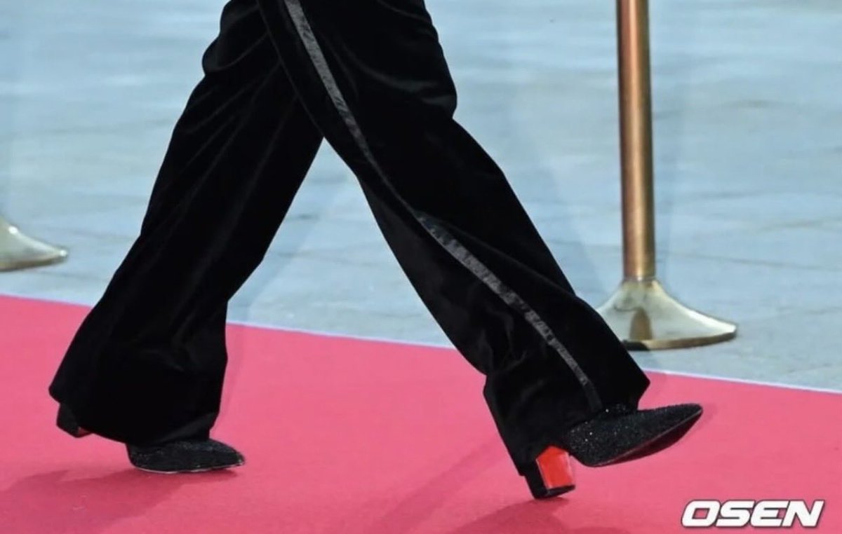 kwoncircles's tweet photo. which was more culturally significant: 

G-DRAGON becoming the youngest person to receive the Okgwan Order of Cultural Merit (one of South Korea’s highest cultural honors)

or the fact that he showed up to accept it in red-soled Louboutins? 

#GDRAGON #GD #지드래곤 https://t.co/5xk8CL7wA8