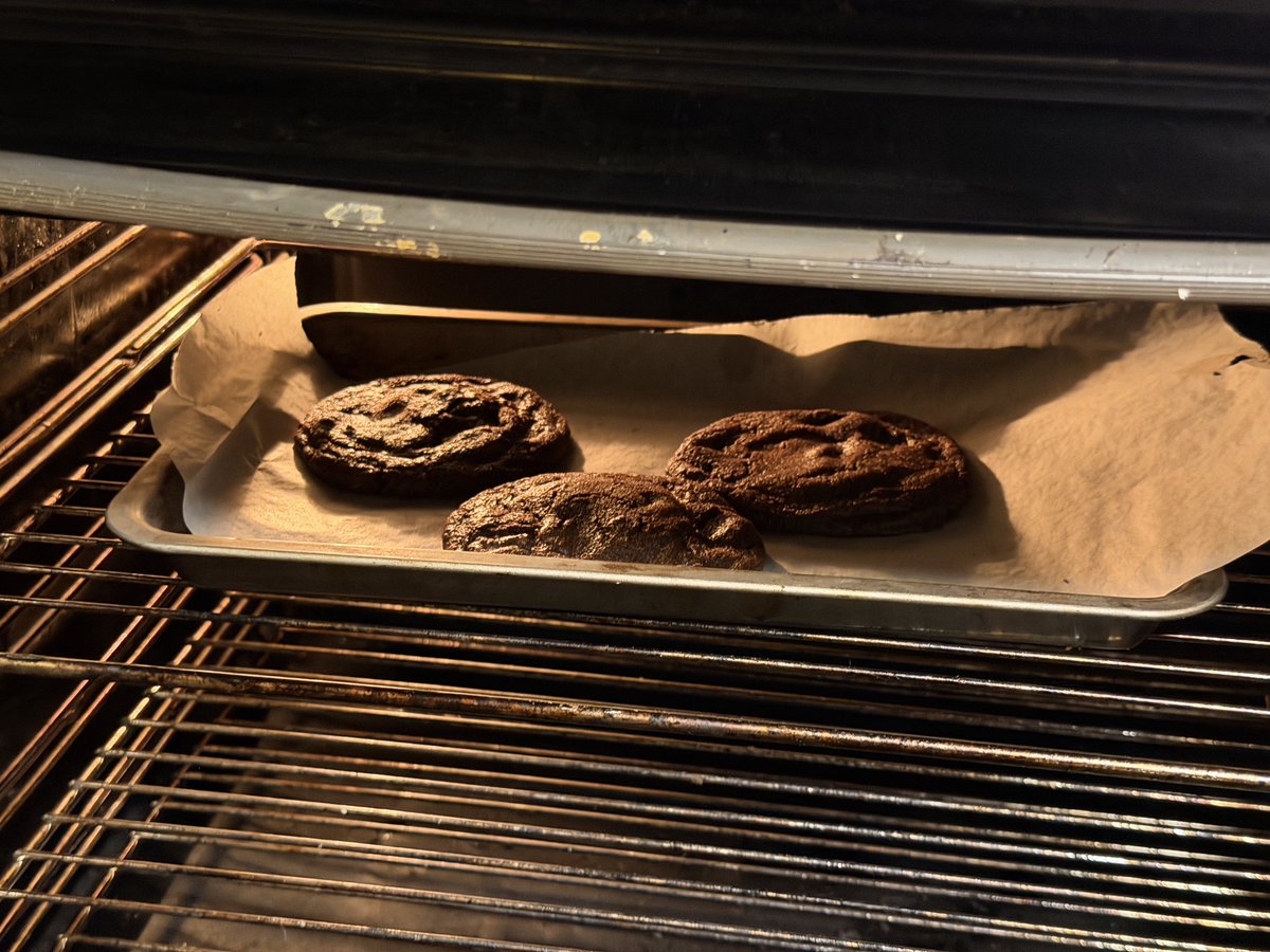 hikingshawty's tweet photo. today i walked five miles and i baked double chocolate chip cookies 🍪 https://t.co/0hQQWnLUBU