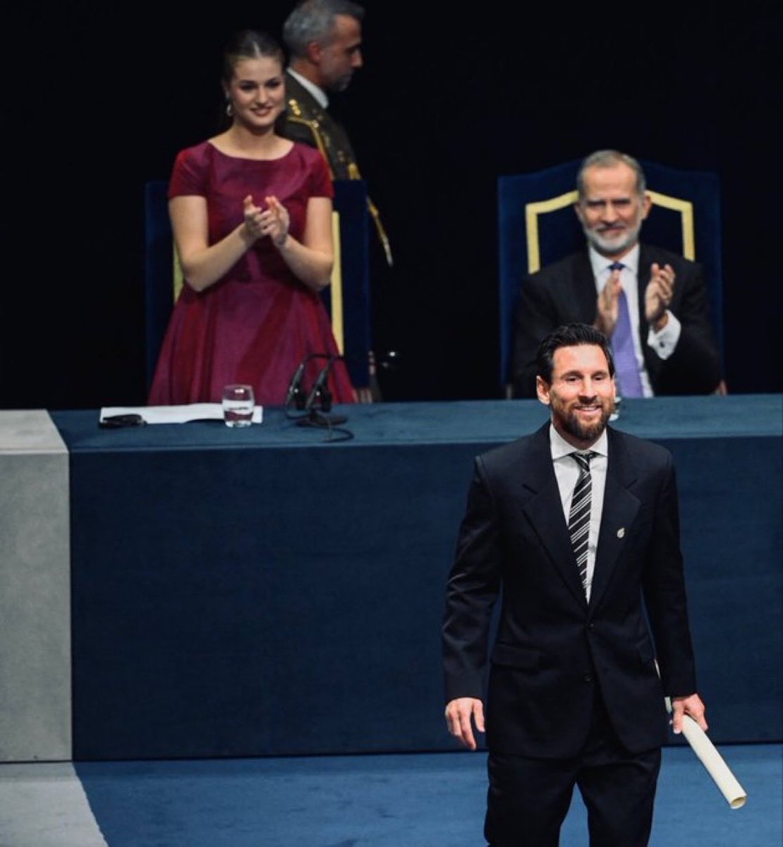 LionelMessiTR_'s tweet photo. İspanya kralı ve prensesi Messi’yi alkışlıyor.

🐐 https://t.co/y43z840Z9A