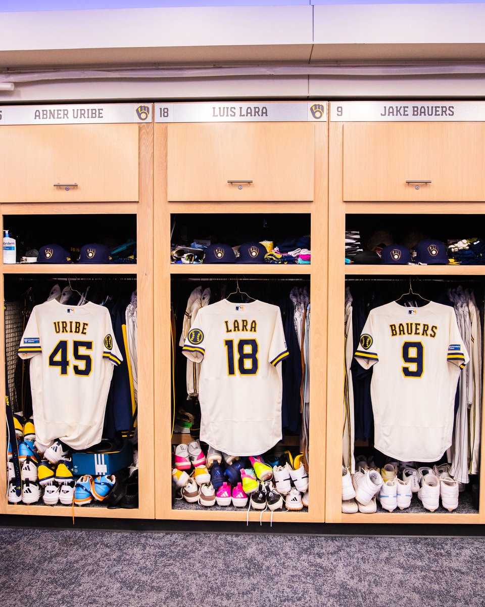 Brewers's tweet photo. A massive day for Wisconsin 

#WinOurWay x #WorldSeries https://t.co/4lVohe6Rzt