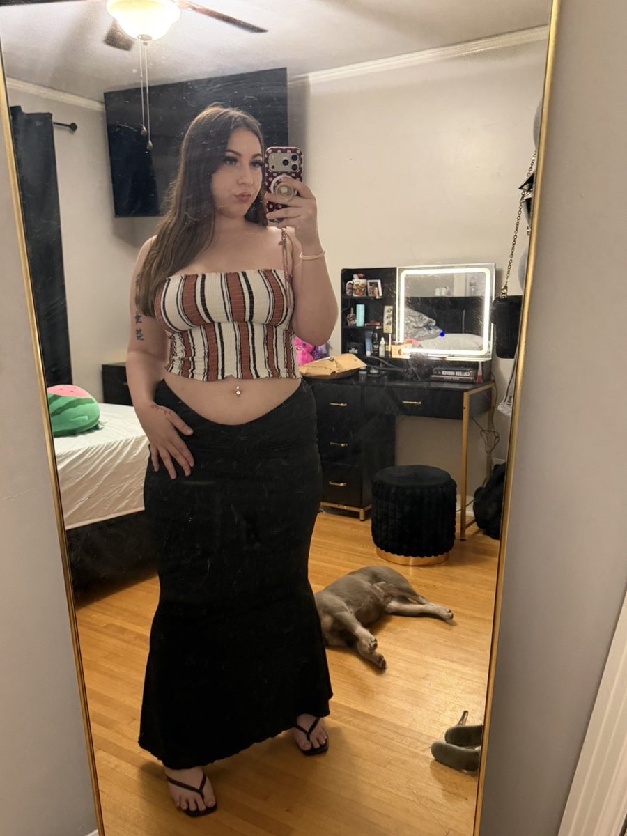 slipjill's tweet photo. Store outfit https://t.co/qIjGh4L2HL