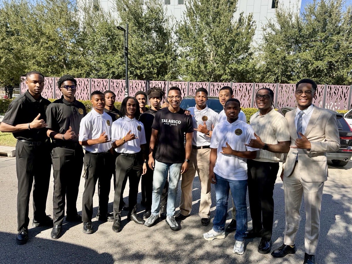 CDMenefee's tweet photo. Proud to welcome @themonaleo and @jamestalarico to Texas Southern University! 

Amazing to see so many students marching together to the voting booth to make their voices heard at the ballot box. https://t.co/ZZUC2HwPZL