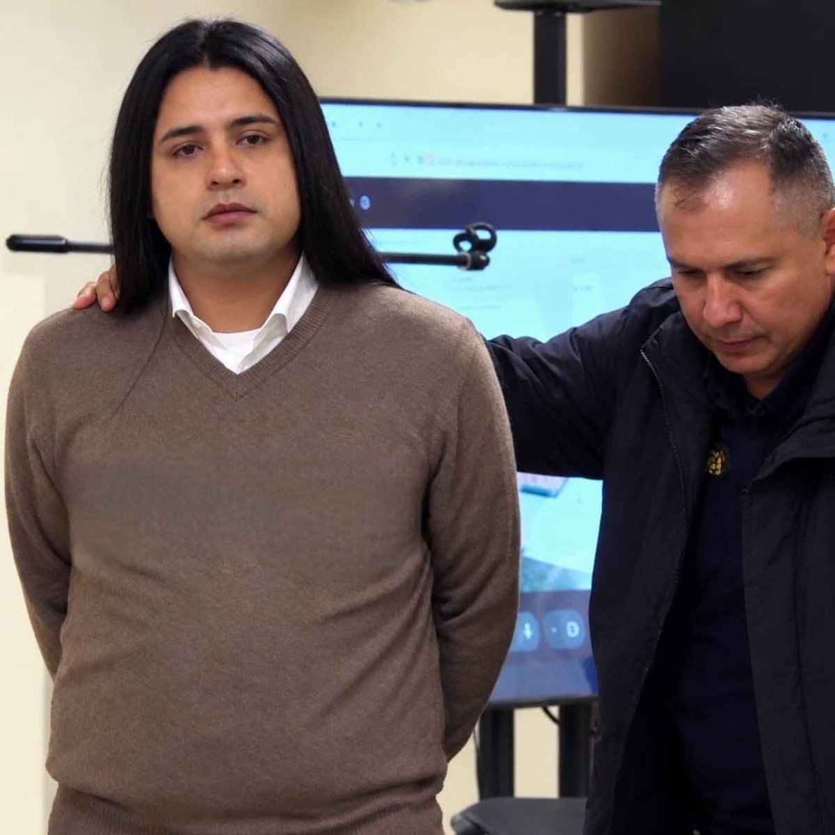delpynews's tweet photo. ▶️CONDENARON A 35 AÑOS DE CÁRCEL A LÍDER UMBANDA POR ABUSO SEXUAL INFANTIL | ​🛑

🔴Adrián Anselmo Aveiro fue hallado culpable en casos de abuso sexual en niños, actos sexuales con menores, coacción sexual, violación, trata de personas y violación del deber de cuidado.

📌De acuerdo con la fiscala Vivian Coronel, las ocho víctimas tienen daños irreversibles, incluyendo contagio de enfermedad.

Los menores eran sometidos a maltratos físicos y psicológicos en supuestos rituales de sanación.😖

❌Además, el condenado tiene una prohibición de realizar lectura de cartas y limpiezas corporales o espirituales por cinco años.

Vía: UH