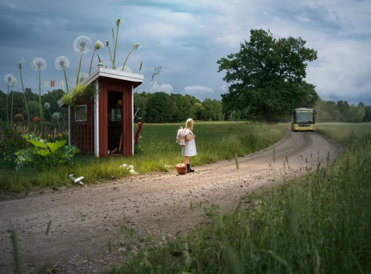 USB2023USB's tweet photo. 瑞典超现实摄影大师 Erik Johansson，被称为“现实缝隙的捕捉者”。

他的作品里没有任何 3D 渲染，全是他带着相机跑遍世界，用上百张真实拍摄的照片手工缝合出的逻辑奇迹。他把我们说不清、道不明的精神焦虑，变成了最震撼的视觉隐喻：
🌊 《Deadline》（截止日期）
视觉： 办公桌搬到了茫茫大海中，海水已经涨到了腰际，远方是一轮像发光钟表一样的月亮，稿纸漂满水面。

“所谓的 Deadline，从来不是手机上的一个日历提醒。
它是慢慢淹没你的海水，你假装镇定地坐在那里敲打键盘，可焦虑早已漫过了胸口。”

🚂 《Thoughts of Trains》（火车般的思绪）
视觉： 森林里，一个人的头部变成了一列正喷着浓烟、拉响汽笛呼啸而过的蒸汽火车。

“你以为你只是静静地站在那里，但你的脑海里，早已有上千吨重的信息和念头在轰鸣穿梭。
你的脑雾与精疲力竭，是因为你的大脑时刻都在超载运转。”

《First Day of School》（上学第一天）
视觉： 小女孩背着书包站在土路边等公交，身边是比房屋还高的巨型蒲公英，远处的校车正滚滚驶来。

“上学的第一天，也是我们被推入‘现实规则’的第一天。
在那之前，世界像蒲公英一样庞大而奇妙；在那之后，我们踏上了那辆驶向世俗标准的班车。”

🪣 《Bucket List》（人生愿望清单）
视觉： 森林山谷间，整条奔腾不息的汹涌瀑布，正疯狂地注入一只小小的铁桶里。

“英文里 Bucket List 意为遗愿清单（把水桶装满）。
我们总想把整个世界的欲望、成就和期待都塞进自己这只小小的桶里。可瀑布太大，桶太小，强行去装，只会被滔滔江水吞没。”

我们总以为现实不可撼动，但他用镜头告诉我们：只要换个视角，现实到处都是缝隙，那是梦发生的地方。
