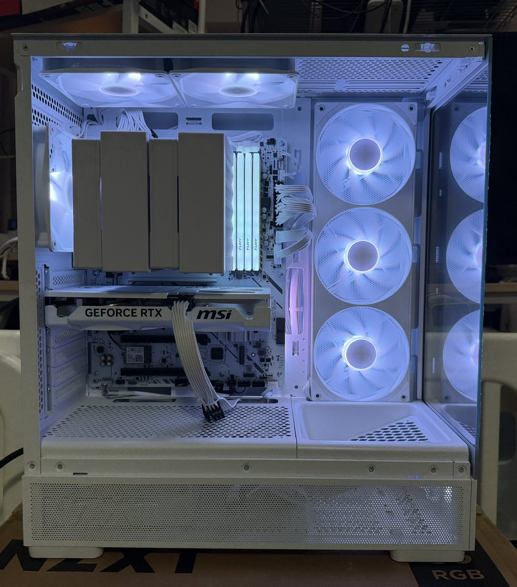 SPE2500's tweet photo. 完成、いい感じの白PCになったのでは
ドライバーインストールとBIOSアップデートだけやって寝る https://t.co/7vFzVNb1jT