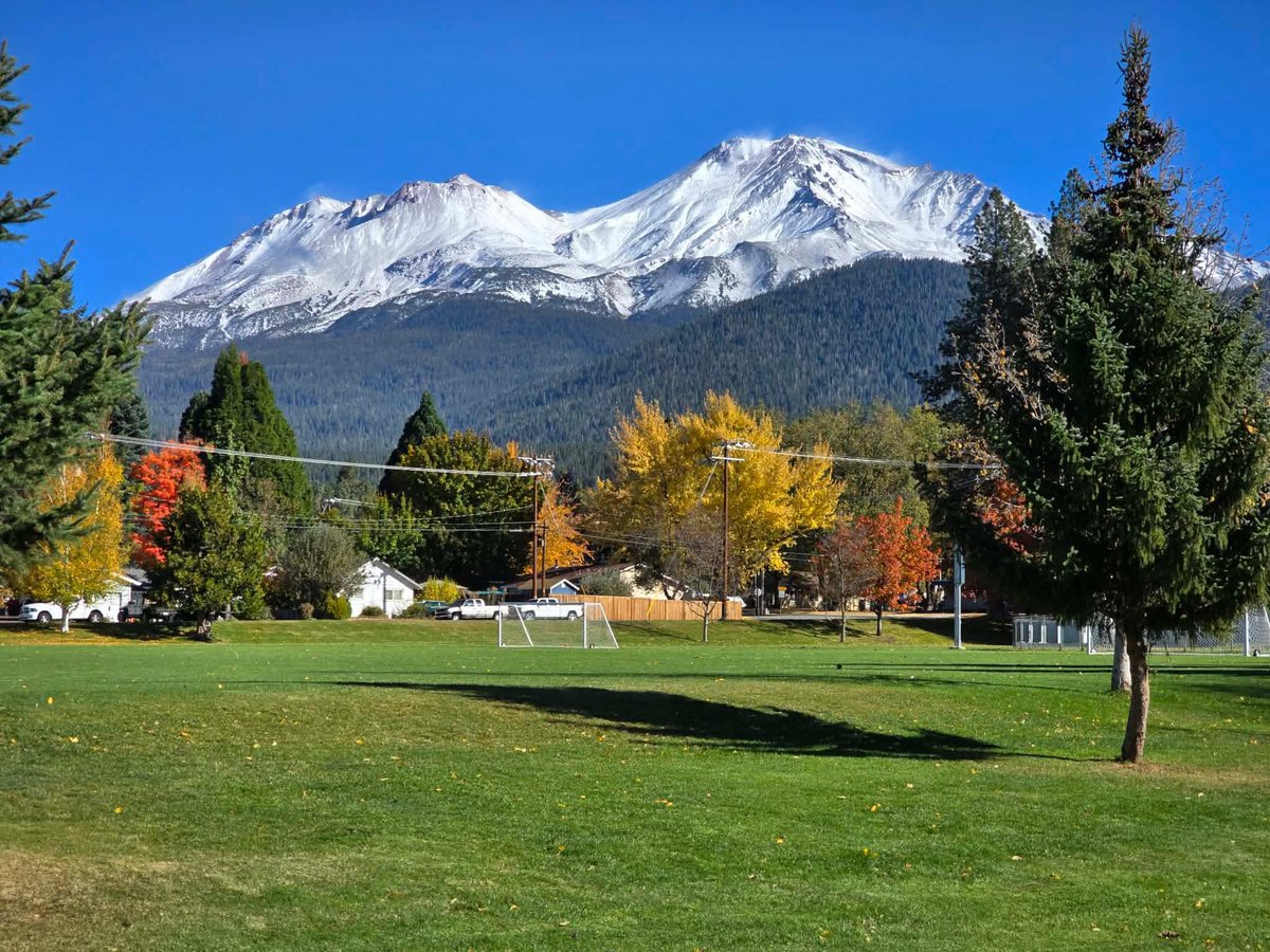 matthoffmanwx's tweet photo. It’s a fabulous fall Friday in Mt. Shasta! 🍁🍂🏔️

📸: Jai Ananda https://t.co/MrgaBhK0Sg