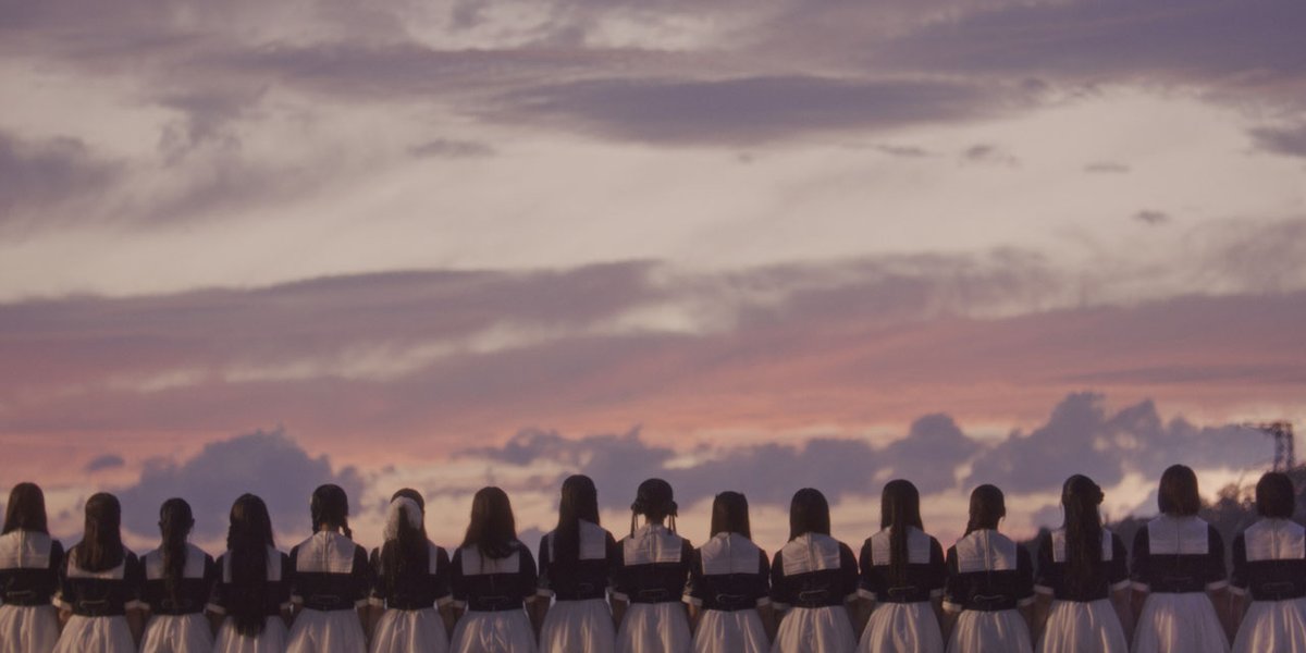 MusicCultureinf's tweet photo. メンバーの絆の強さを描いた Rain Tree初の全員曲「台風の夜」
悲願のMUSIC VIDEO メイキングで撮影の裏側公開！
🔗https://t.co/spr4QsoXmw 
福島県川俣町を舞台に描かれるノスタルジックな世界
雨に打たれながら踊り続ける16人に注目！

#新野楓果「ずっと夢見ていた、メンバー全員で一つの曲を歌うという夢が、「台風の夜」で叶いました。7月4日に掲げた2,500人という目標を、たくさんの方が一緒に叶えてくださったからこそ生まれた一曲です。16人でのMV撮影も初めてで、本当に楽しくて、忘れられない時間になりました。これからも皆さんと一緒に育てていきたい、大切な曲です」

#RainTree