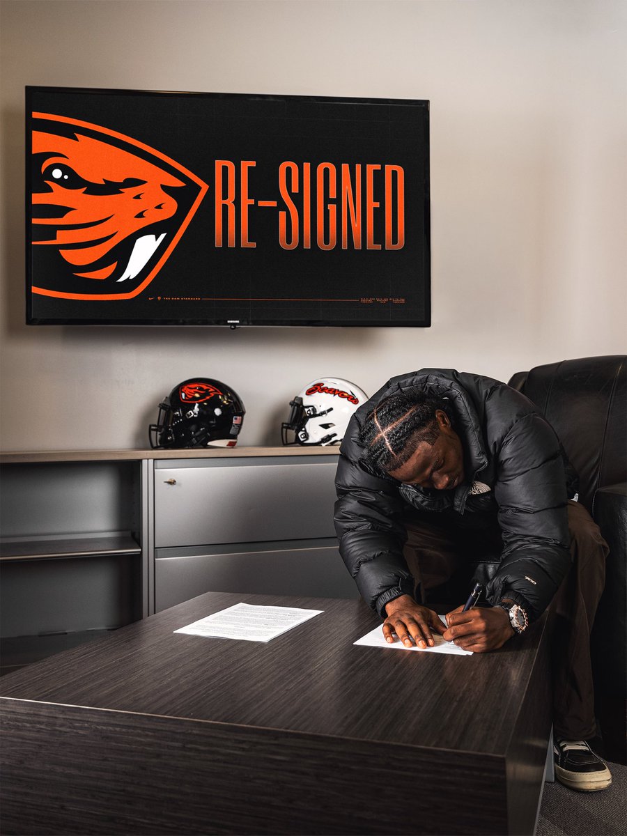 BeaverFootball's tweet photo. Locked in 🤝 let’s run it back @jlegree24
—
#TheDamStandard https://t.co/liM5p6sIzz
