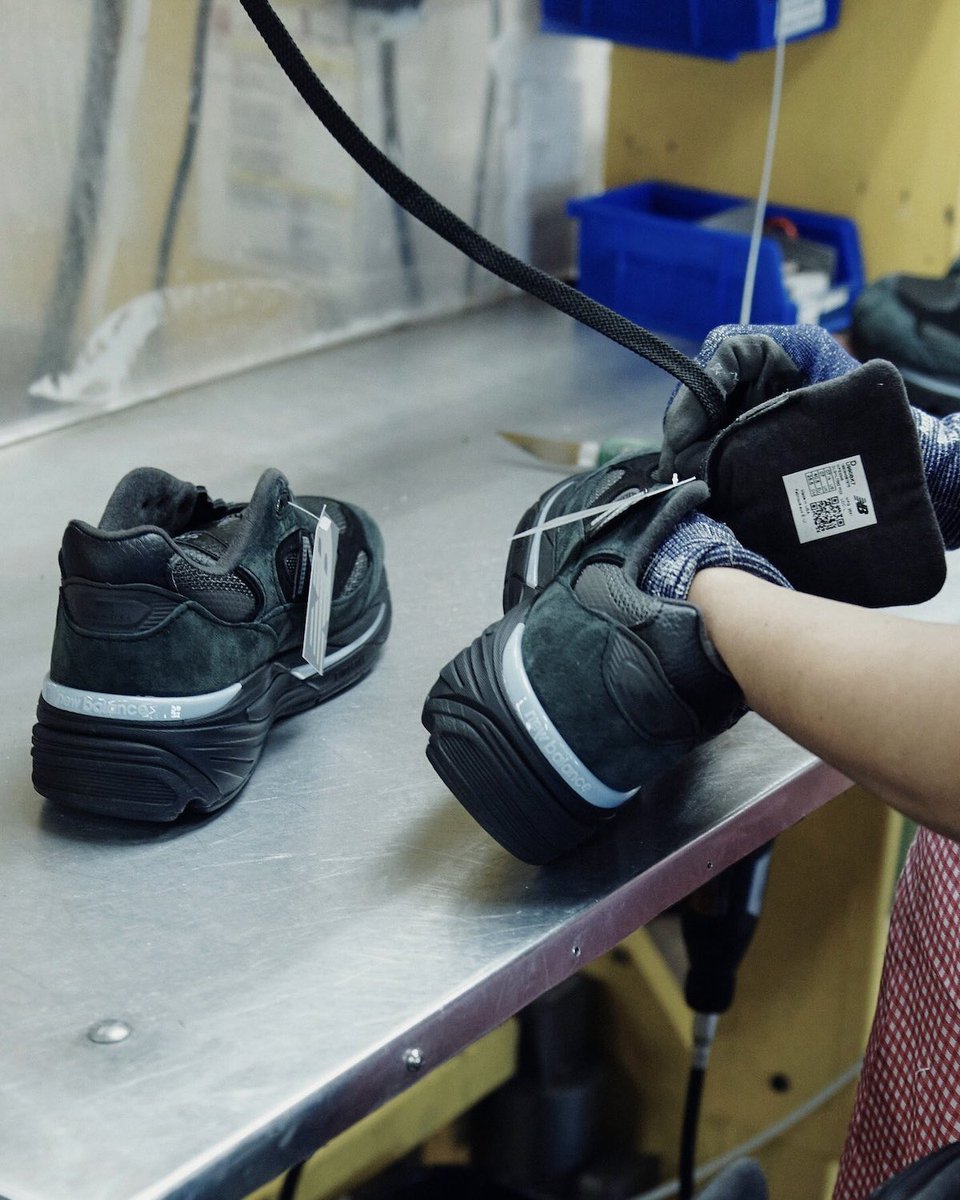 SBDetroit's tweet photo. FIRST LOOK: New Balance 990v7 “Black” ♠️ 

LEARN MORE:  https://t.co/LsymR2KjFR https://t.co/mjkW87fccO