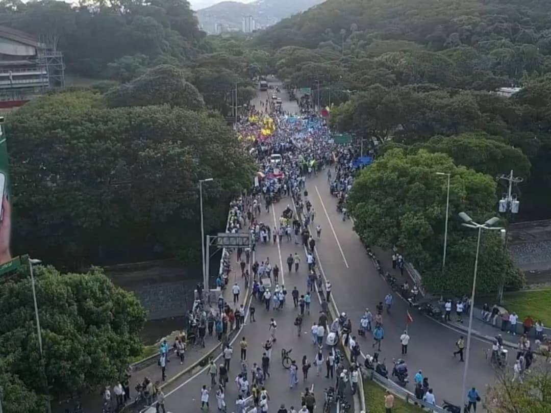 Ajhp2025's tweet photo. @ShavelaHermosa @Ro3ertoVZLA @ChavezErtugrul @_JohaD @MerceStar1 @MorenaSonia74 @MonteroJoseLuis Aquí no hay espacio para falsas expectativas ni fuegos artificiales de la burguesía. Mientras ellos hacen tiktoks de derrota, el pueblo organizado sigue firme defendiendo la patria con trabajo y lealtad. ¡El futuro es de los que no se venden! 🔥💪
#MCMFracasoTotal https://t.co/T0iOWZjmem