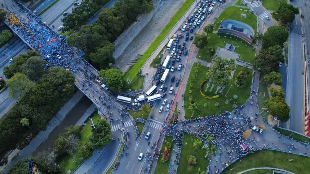Ajhp2025's tweet photo. @ShavelaHermosa @Ro3ertoVZLA @ChavezErtugrul @_JohaD @MerceStar1 @MorenaSonia74 @MonteroJoseLuis Aquí no hay espacio para falsas expectativas ni fuegos artificiales de la burguesía. Mientras ellos hacen tiktoks de derrota, el pueblo organizado sigue firme defendiendo la patria con trabajo y lealtad. ¡El futuro es de los que no se venden! 🔥💪
#MCMFracasoTotal https://t.co/T0iOWZjmem