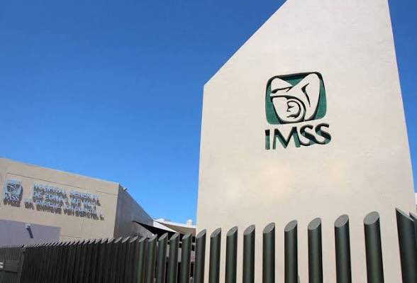 LuisCardenasMx's tweet photo. 😈¡Al ladrón, al ladrón… de la Modalidad 40!

El gobierno señaló a 273 mil mexicanos como responsables de un fraude. En lugar de explicar la decisión de frenar la Modalidad 40 del IMSS, demostrar que se pueden cambiar las reglas sin modificar la ley en el Congreso y, sobre todo, detallar los problemas financieros del sistema de salud y de la hacienda pública que obligan a esa determinación, ayer en Palacio Nacional se recurrió a la enseñanza del amado líder Andrés Manuel López Obrador. ¿Antes acusar a los gobernados que admitir errores e insuficiencias?

Información @El_Universal_Mx