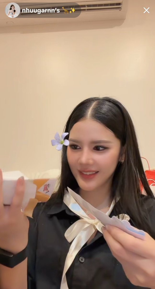 Brillorosascute's tweet photo. The way she was happy every time she opened a gift from fans, thank you for the livestream, I love you 💕
GARNMIE 1ST BUSKING
#ThirdPersonBuskingFlowerNote
#nhuugarnns https://t.co/pDexBZu1Ls