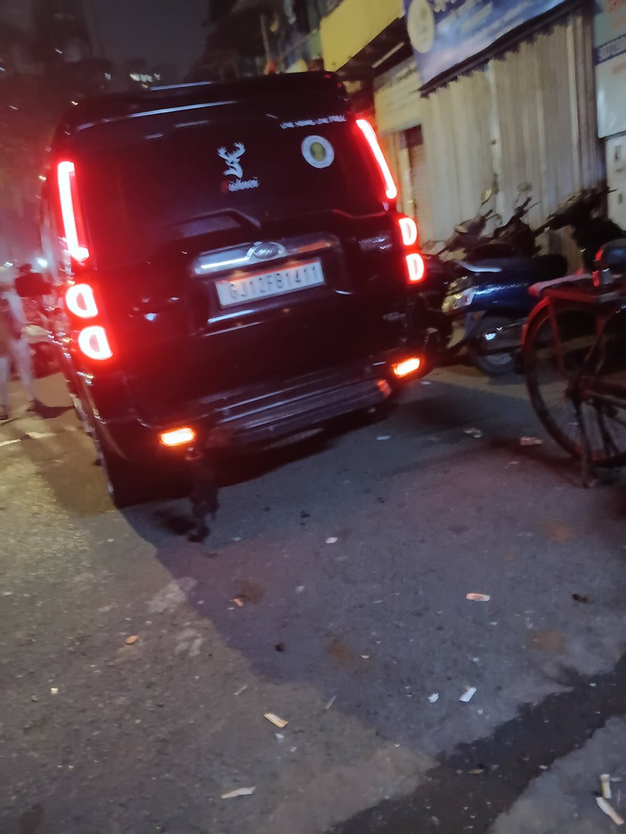 ShilenMumbai's tweet photo. @MHKaryakarta ये सब क्या दिखा रहे हो 
बिश्नोई गैंग की गाड़ी घूम रही है,  वो भी 3 सिंह वाले आमदार के स्टिकर के साथ https://t.co/taygyaVcLJ