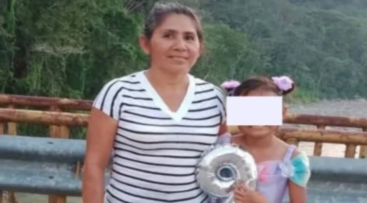 AztecaNoticias's tweet photo. Terminó la búsqueda de Ariana con la peor noticia.

La niña de 10 años que desapareció tras salir con su abuelita a buscar una vaca fue localizada sin vida en Ostuacán, Chiapas.

Su desaparición movilizó a familiares, pobladores y autoridades desde el 19 de octubre.

https://t.co/NFeRBmtFVH