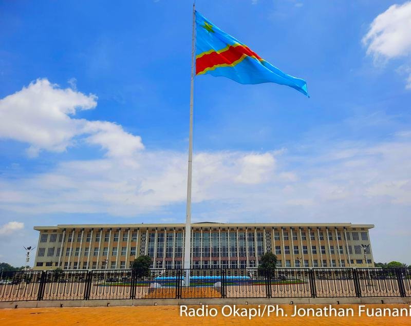 FMLarousse's tweet photo. L’Assemblée nationale a adopté, ce vendredi 23 octobre 2026, la proposition de loi relative à l’organisation du référendum en République démocratique du #Congo.

Cette loi devra donc passer par le Sénat avant sa promulgation par le président de la République Félix Antoine #Tshisekedi.

L'opposition congolaise voit dans ces manœuvres, la tentative du pouvoir actuel pour un changement de la Constitution.