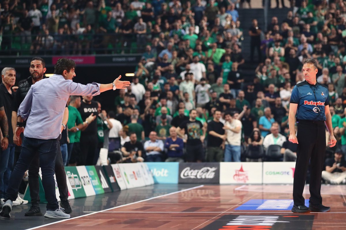 greenclubnews's tweet photo. 😤 Αριστερά ο τρελός του χωριού , δεξιά ο προφυλακιστέος! #paobc https://t.co/BlZ04O2Hsq