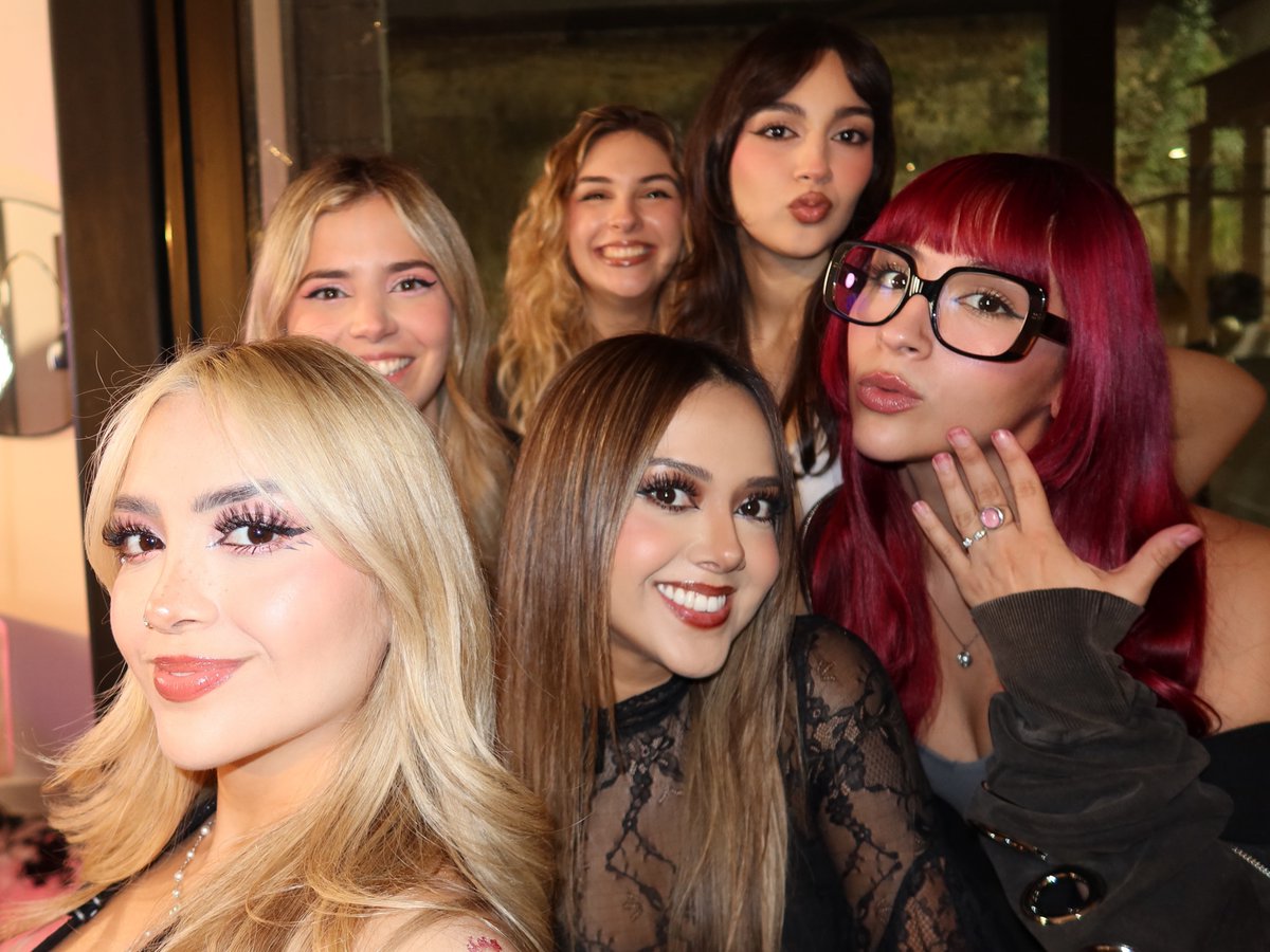 TheWarningNews's tweet photo. Fotografías del recuerdo de The Warning con @samyriveratv, @arigameplays y @amablitz en el stream del 22 de Octubre 2026.

📸: @amablitz https://t.co/NajNJnH2sQ