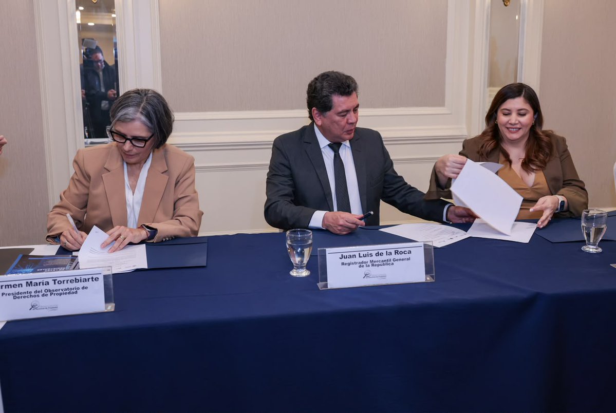 MINECOGT's tweet photo. Por medio del @RegistroMercant General de la República y el Registro de la Propiedad Intelectual, suscribimos con la Asociación Civil Observatorio de Derechos de Propiedad un Memorando de Entendimiento para desarrollar actividades de formación, intercambio de información y análisis sobre derecho registral y propiedad intelectual.

Durante la suscripción, la viceministra de Asuntos Registrales, Sara Larios, resaltó que el trabajo de los registros va más allá de inscribir derechos: también implica acercar conocimiento, apoyar una cultura de legalidad y facilitar que las personas comprendan mejor cómo proteger aquello que les pertenece.

#GuatemalaGarantizaTodoLoBueno