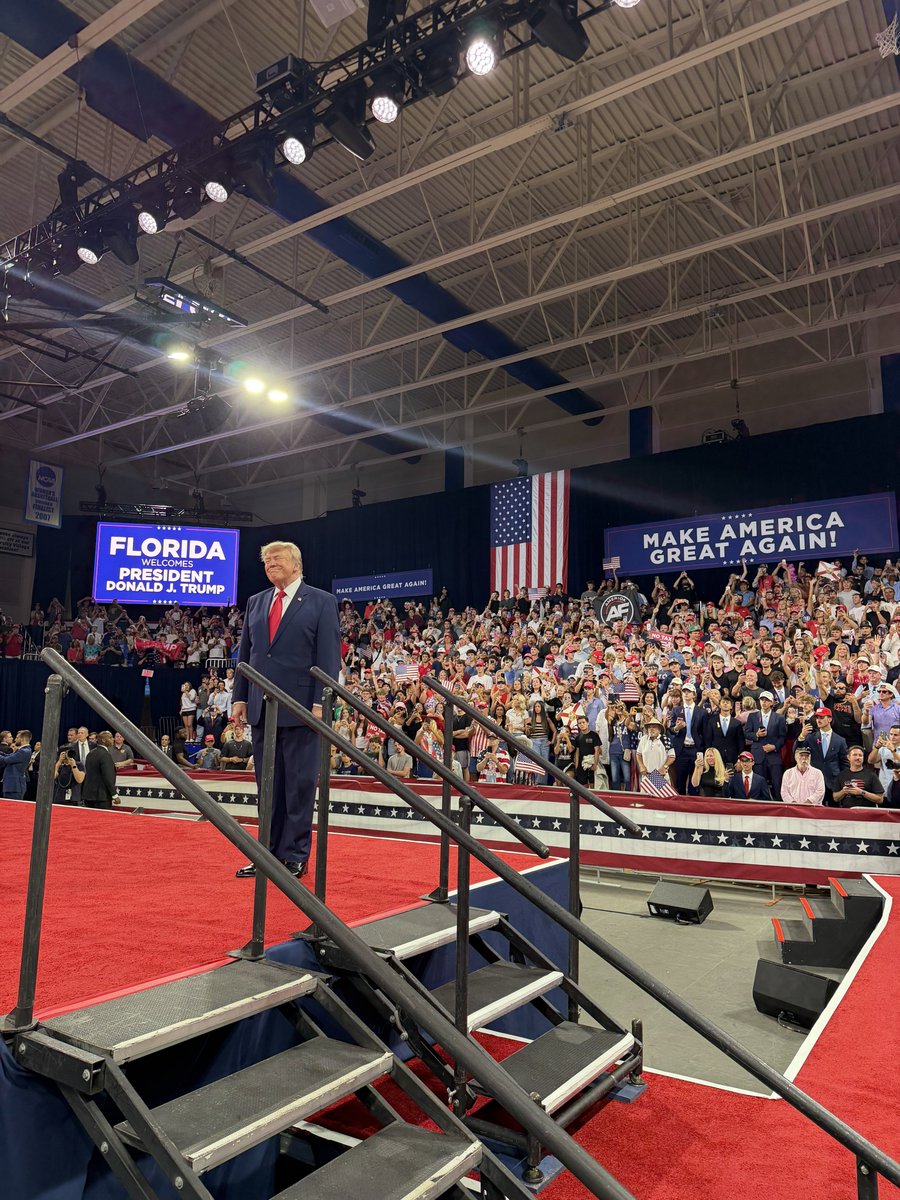 MargoMartin47's tweet photo. .@POTUS loves Florida! 🇺🇸 https://t.co/nH3v2a68Vv