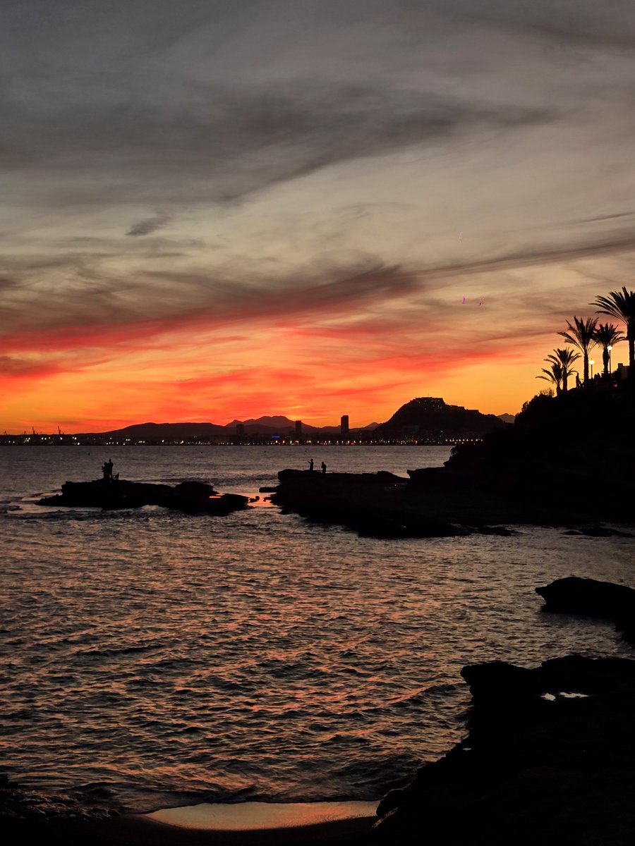 samuel_biener's tweet photo. Precioso candilazo o arrebol esta tarde desde el cabo de la Huerta (#Alicante), con ambiente suave y viento en calma.

Así se ha ido el último viernes del año con el horario de verano. https://t.co/0dimBM2uof